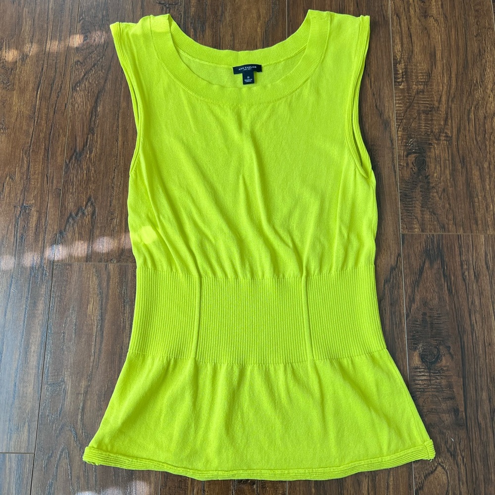 LIKE NEW Ann Taylor Chartreuse Sleeveless Peplum Ribbed Stretch Top Size Small